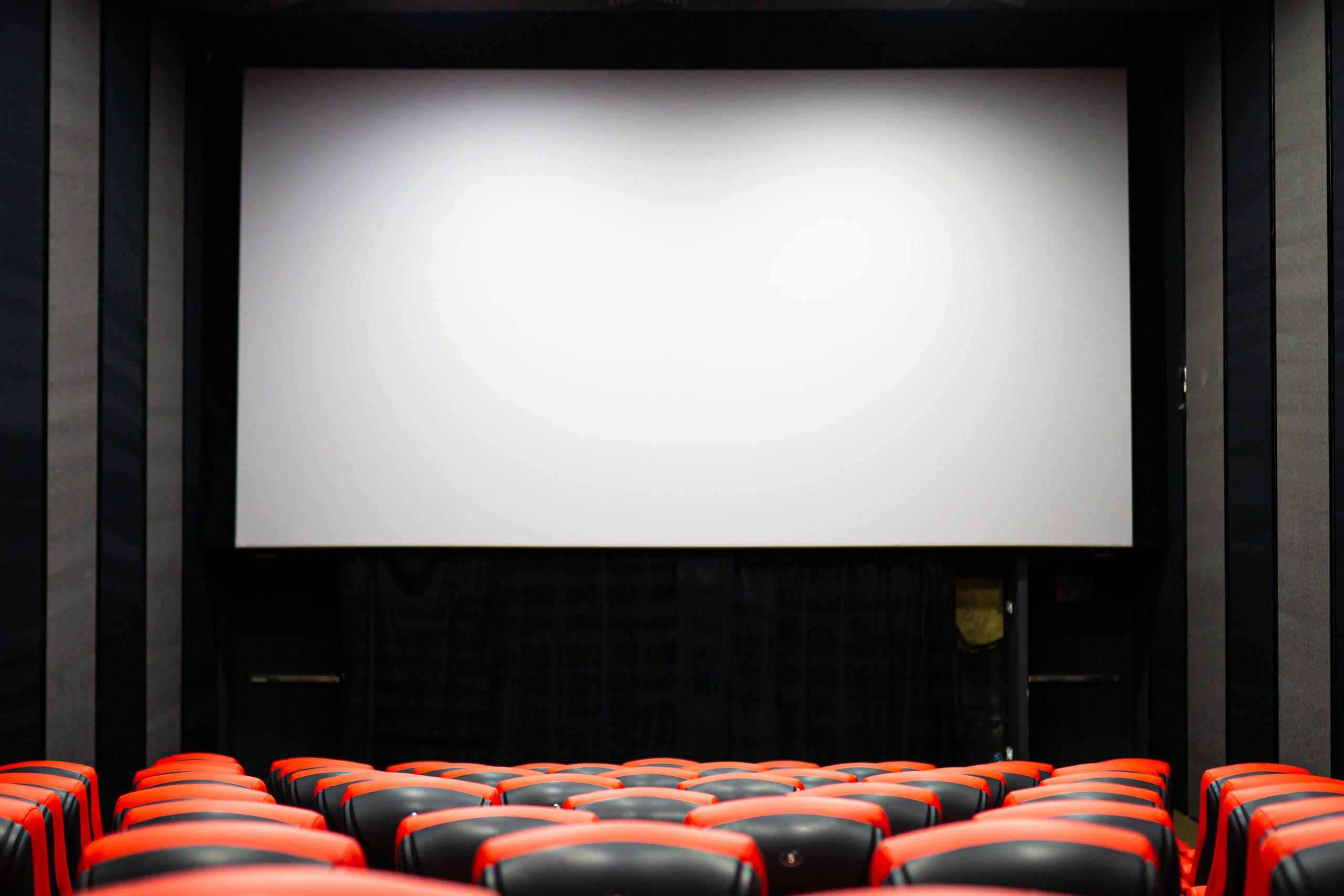 مقاعد سينما حمراء في قاعة فارغة