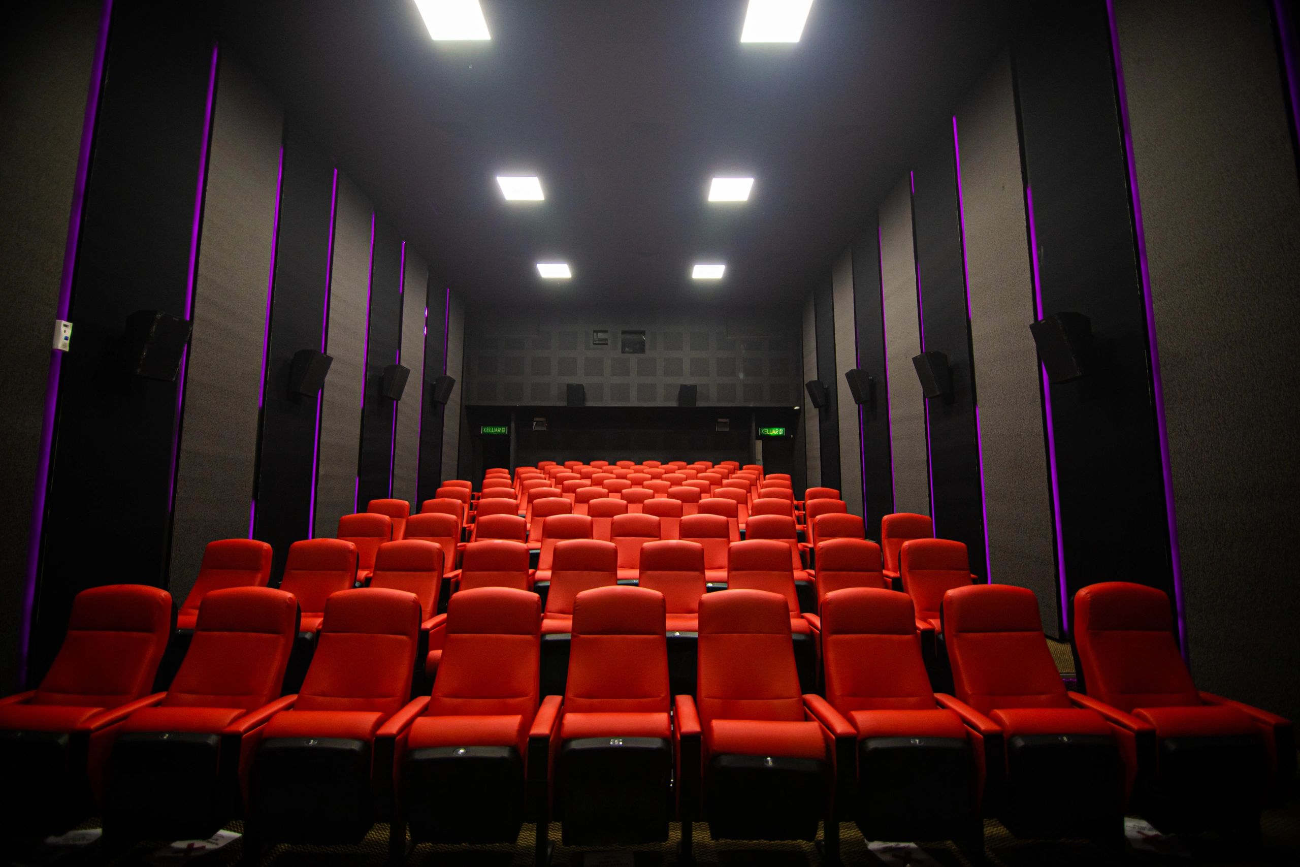 مقاعد سينما حمراء داخل قاعة عرض