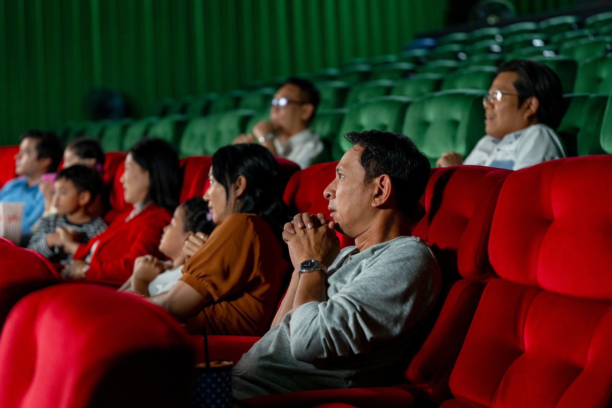 جمهور يتفاعل مع فيلم داخل صالة سينما