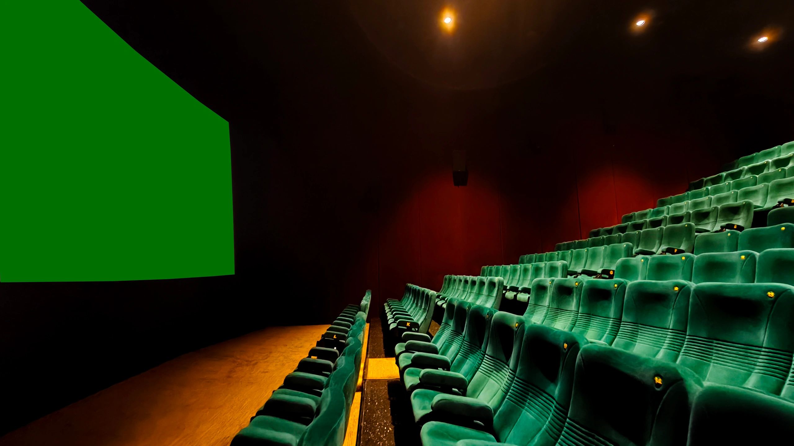 صفوف مقاعد في دار عرض سينمائي