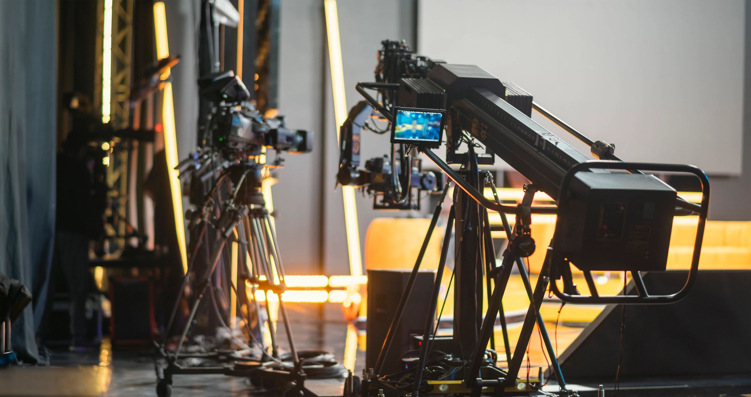 استوديو عرض حديث بطابع بصري سينمائي